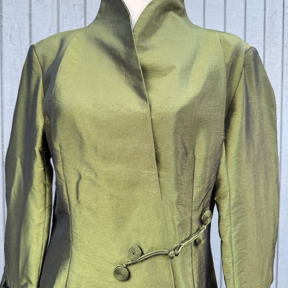 Gorgeous Green Silk Bouse - Picture 4 of 11